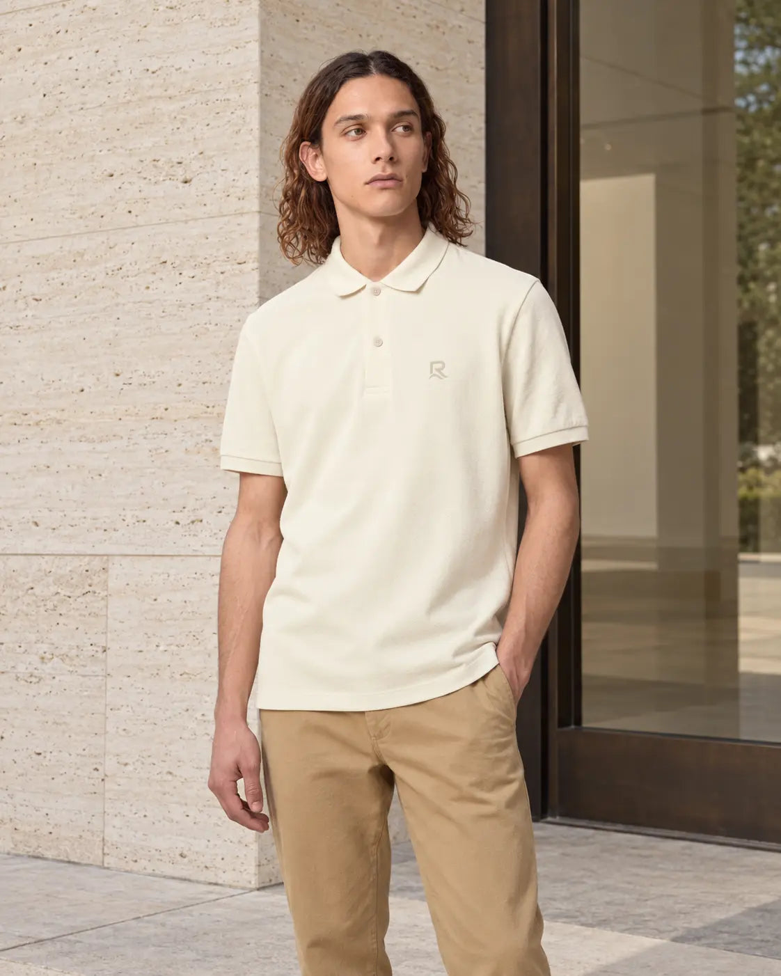 Polo homme RIVHEX crème porté, broderie ton sur ton, galerie urbaine