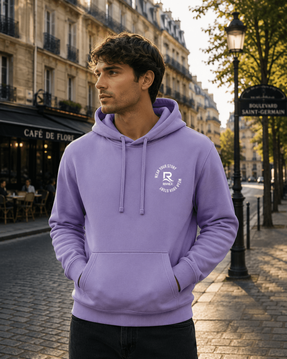 Sweat à capuche Hexahood RIVHEX lilas porté de face dans une rue