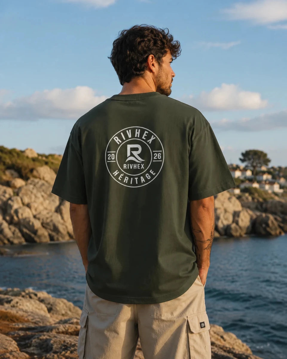 T-shirt oversize Héritage RIVHEX kaki porté de dos en bord de mer, emblème circulaire blanc