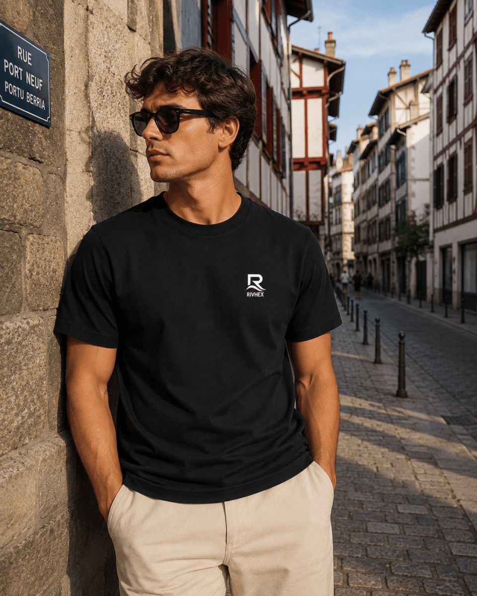 T-shirt Hexaflow RIVHEX noir porté de face dans une rue, petit logo poitrine