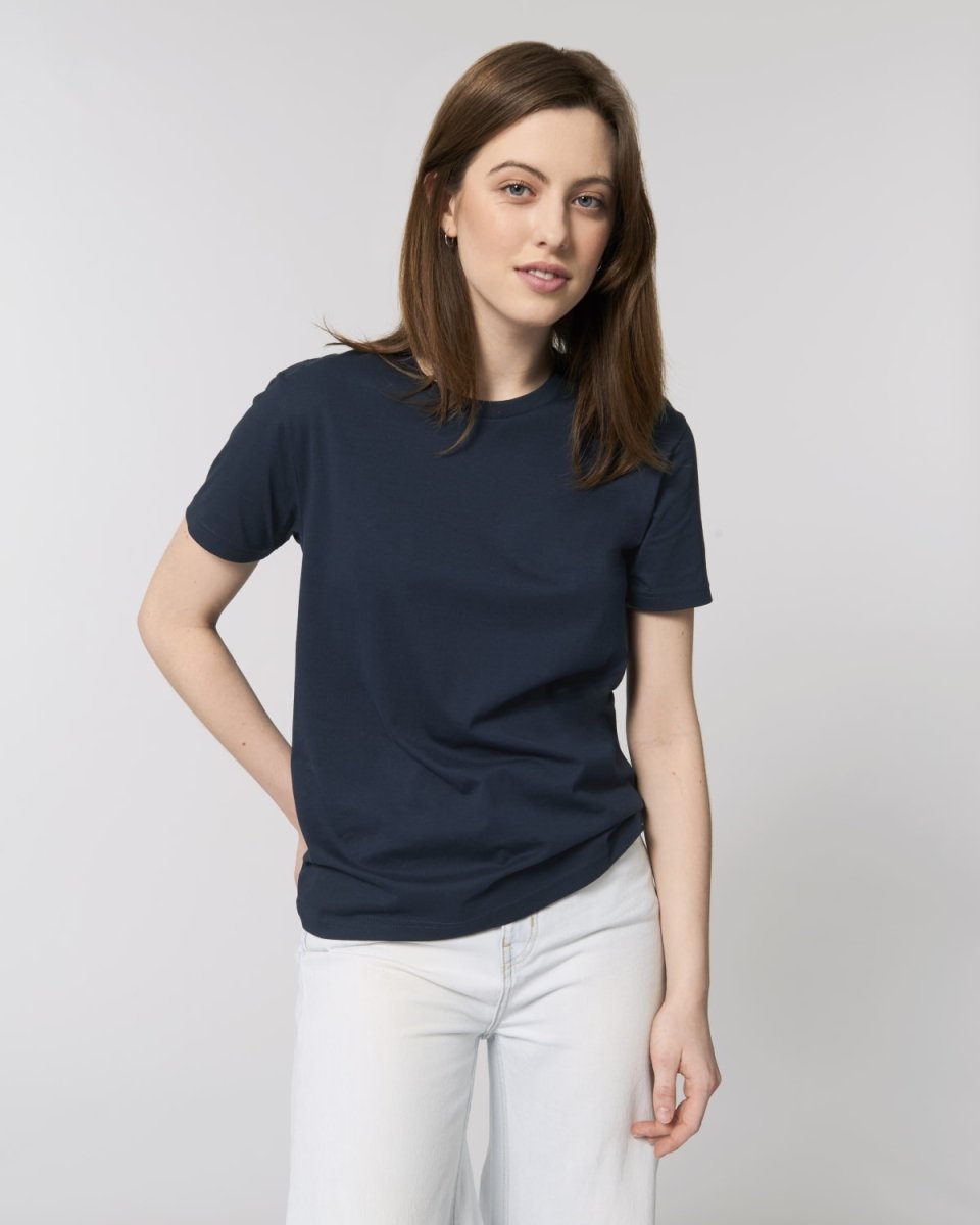 T-shirt uni ACCESS RIVHEX bleu marine porté de face avec un pantalon blanc