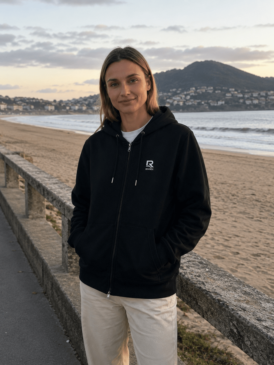 Veste à capuche Essentiel Riv RIVHEX noire portée ouverte en bord de plage
