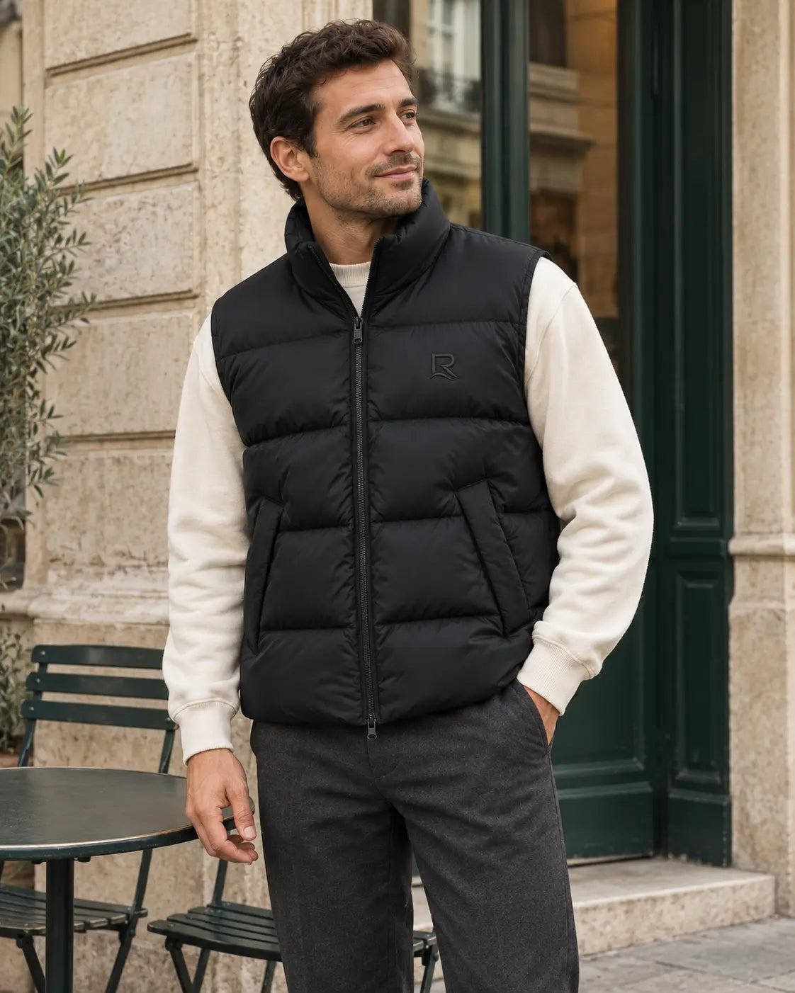 Veste sans manches L’Escapade RIVHEX noire portée sur un sweat écru en ville, broderie ton sur ton