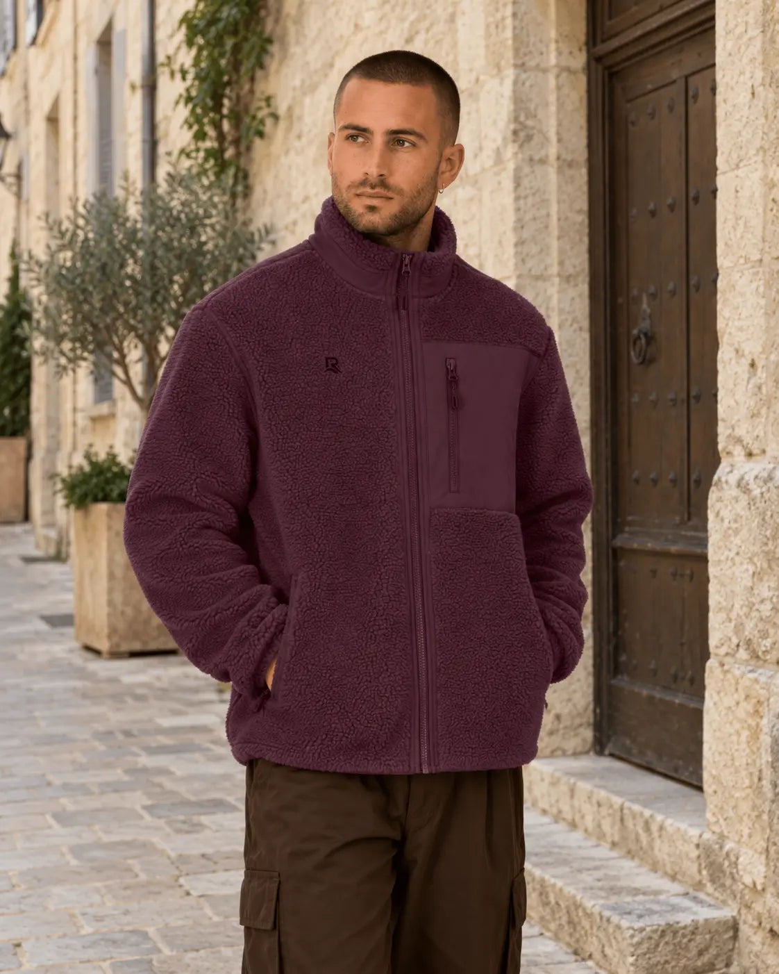 Veste Sherpa unisexe RIVHEX Le Refuge bordeaux, homme en rue piétonne
