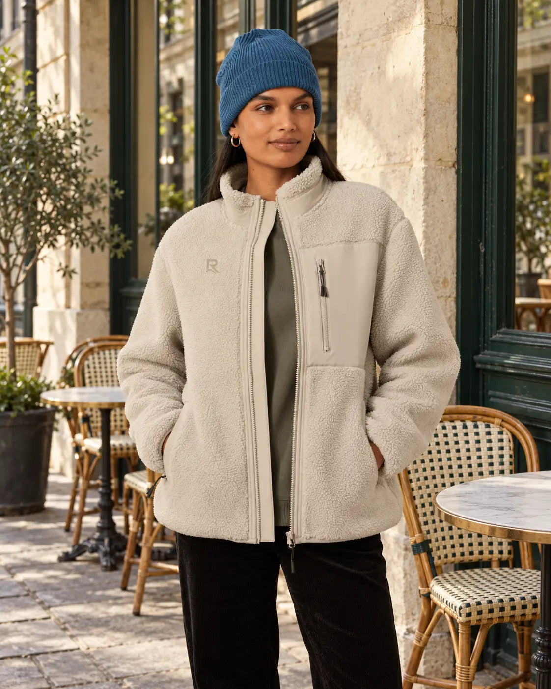 Veste Sherpa unisexe RIVHEX Le Refuge crème, femme en terrasse