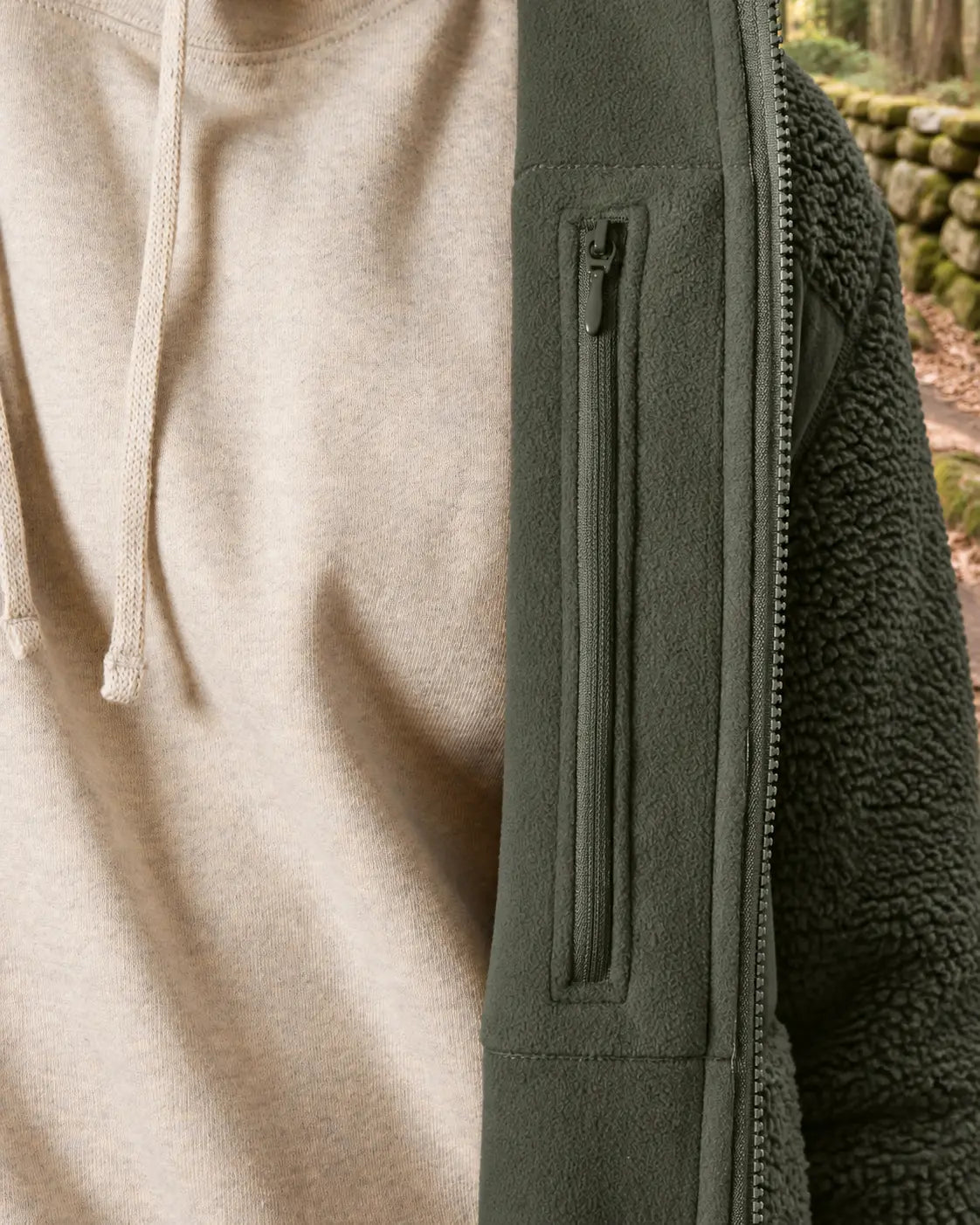 Veste Sherpa unisexe RIVHEX Le Refuge kaki, détail de la poche poitrine zippée