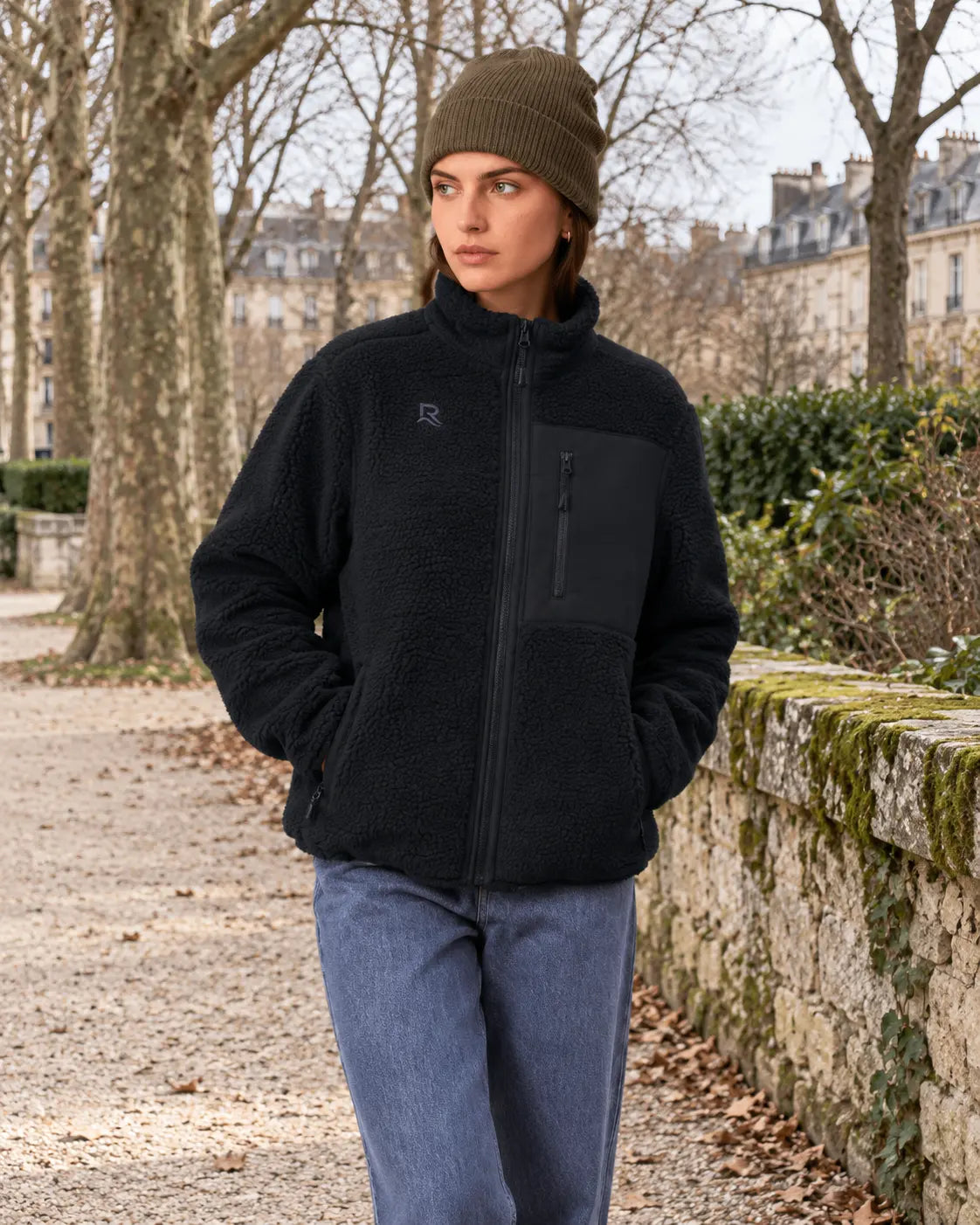 Veste Sherpa unisexe RIVHEX Le Refuge noir, femme dans un parc