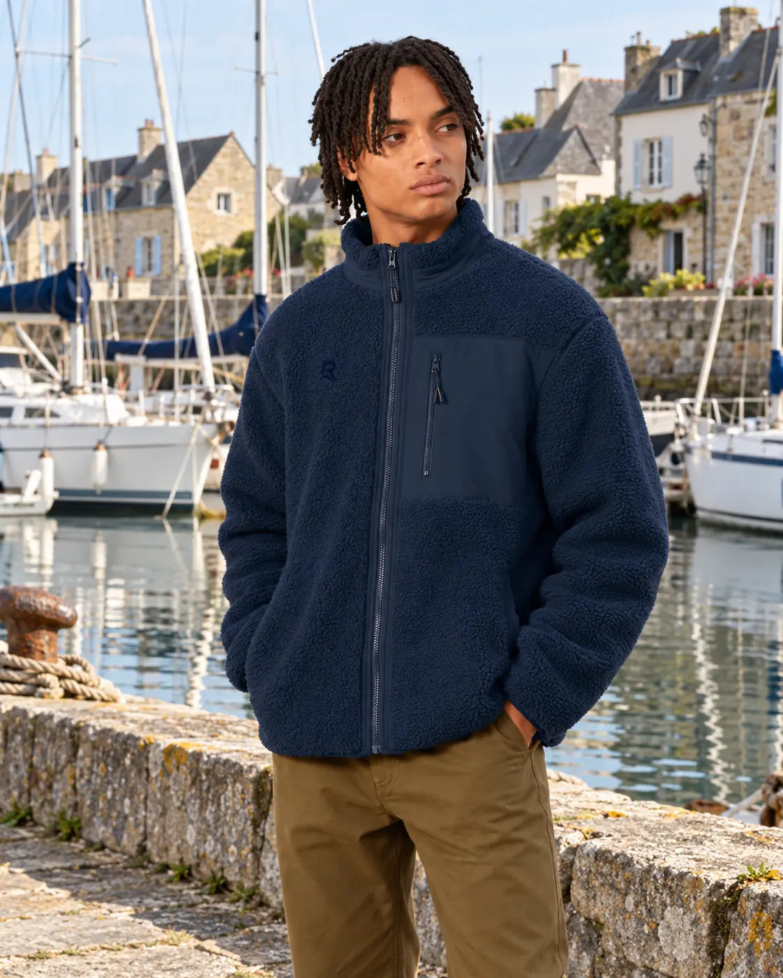 Veste Sherpa unisexe RIVHEX Le Refuge bleu marine, homme au port