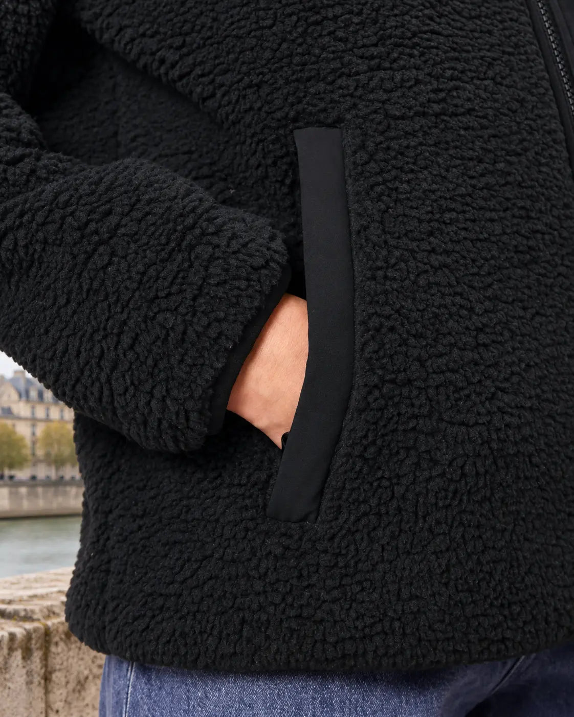 Veste Sherpa unisexe RIVHEX Le Refuge noir, détail de la poche latérale
