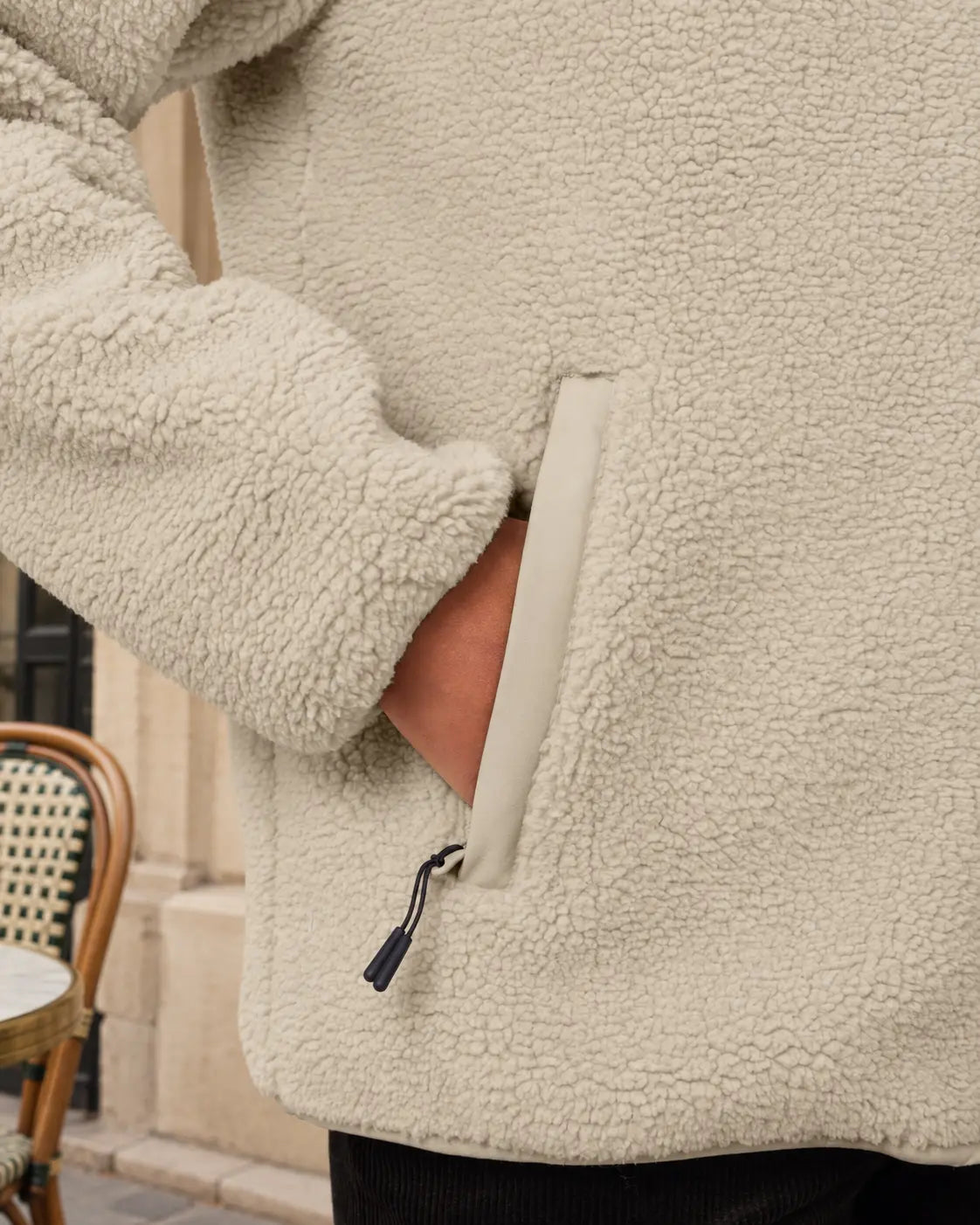 Veste Sherpa unisexe RIVHEX Le Refuge crème, détail de la poche et du zip