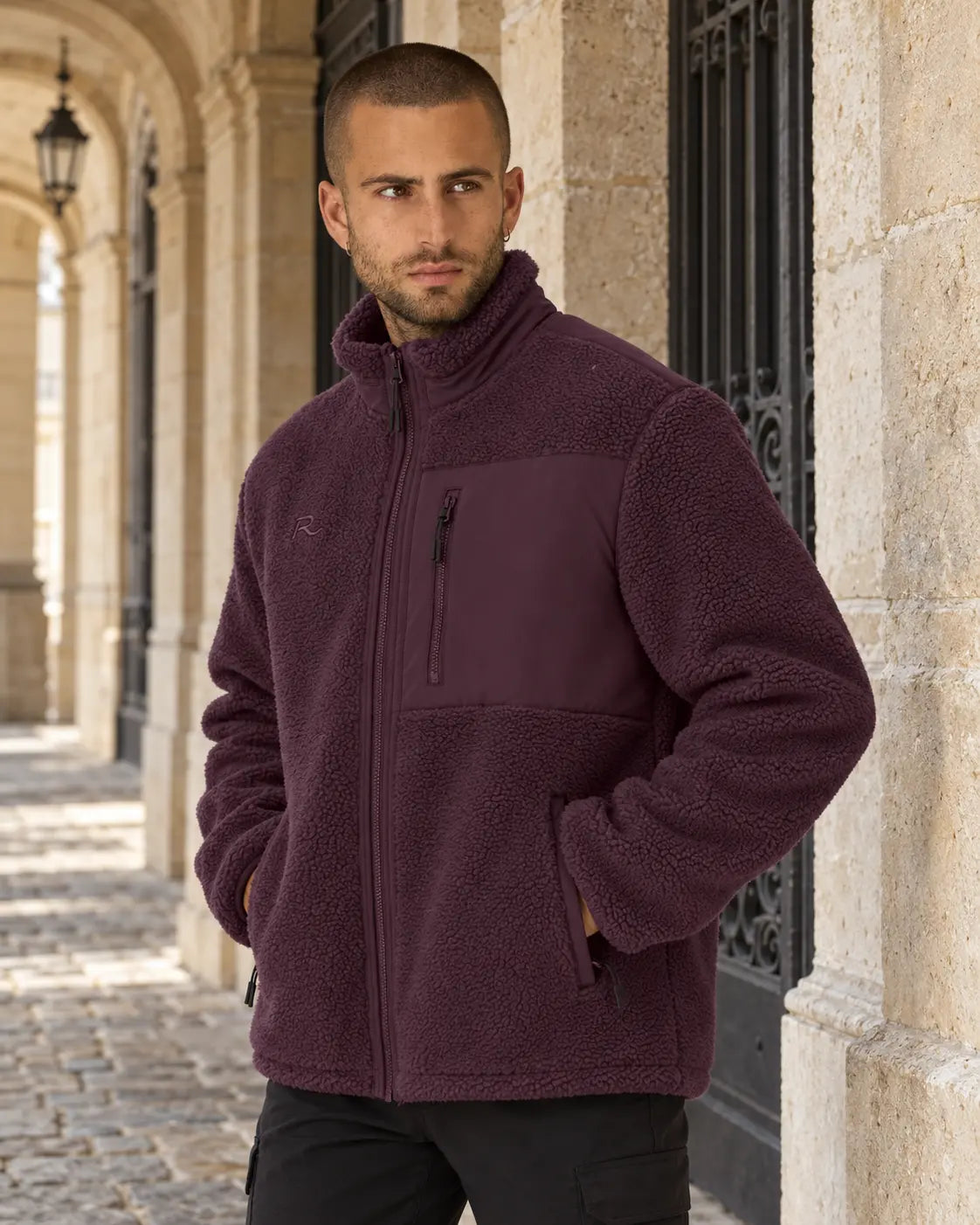Veste Sherpa unisexe RIVHEX Le Refuge bordeaux, homme sous une arcade