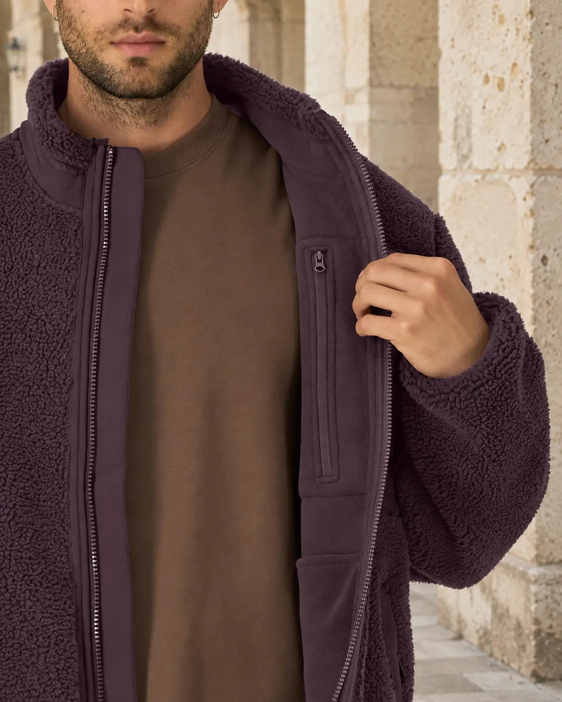 Veste Sherpa unisexe RIVHEX Le Refuge bordeaux, détail du col et de la poche poitrine
