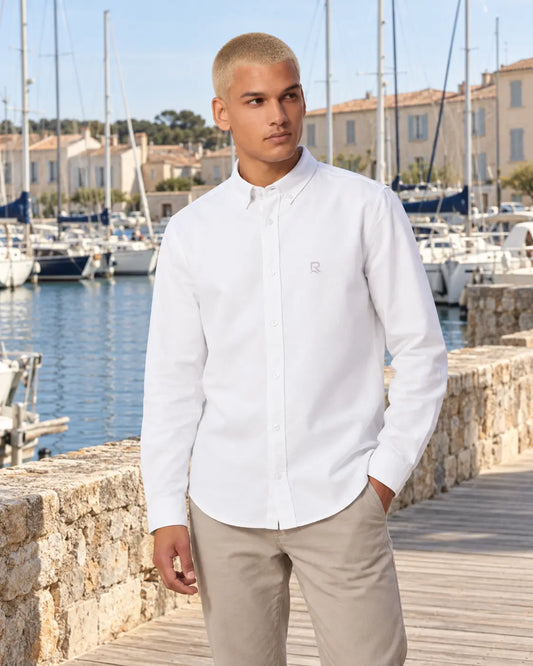 Chemise Oxford homme RIVHEX blanc portée, broderie côté cœur, port de plaisance