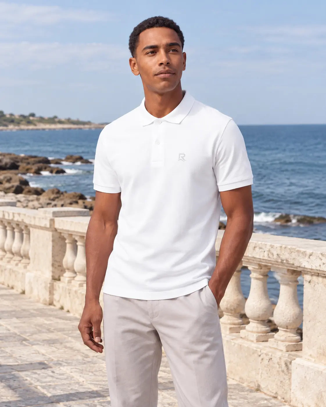 Polo homme RIVHEX blanc porté, broderie ton sur ton, promenade en bord de mer