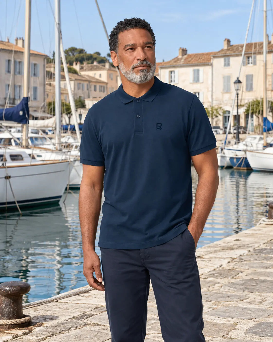 Polo homme RIVHEX bleu marine porté, broderie ton sur ton, port de plaisance