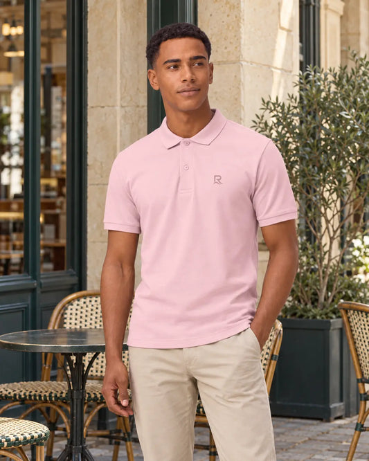 Polo homme RIVHEX rose pâle porté, broderie ton sur ton, terrasse de café