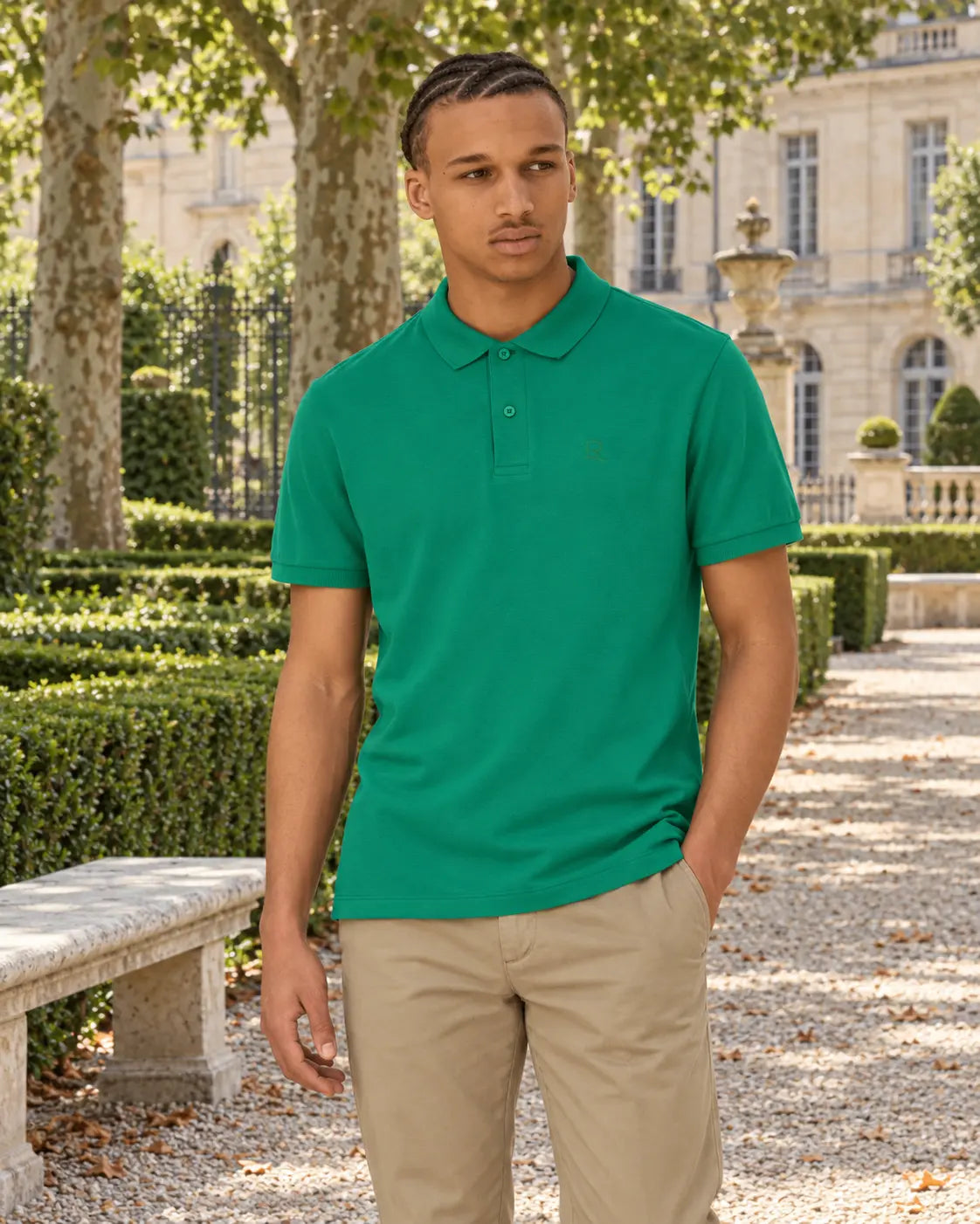 Polo homme RIVHEX vert porté, broderie ton sur ton, jardin urbain