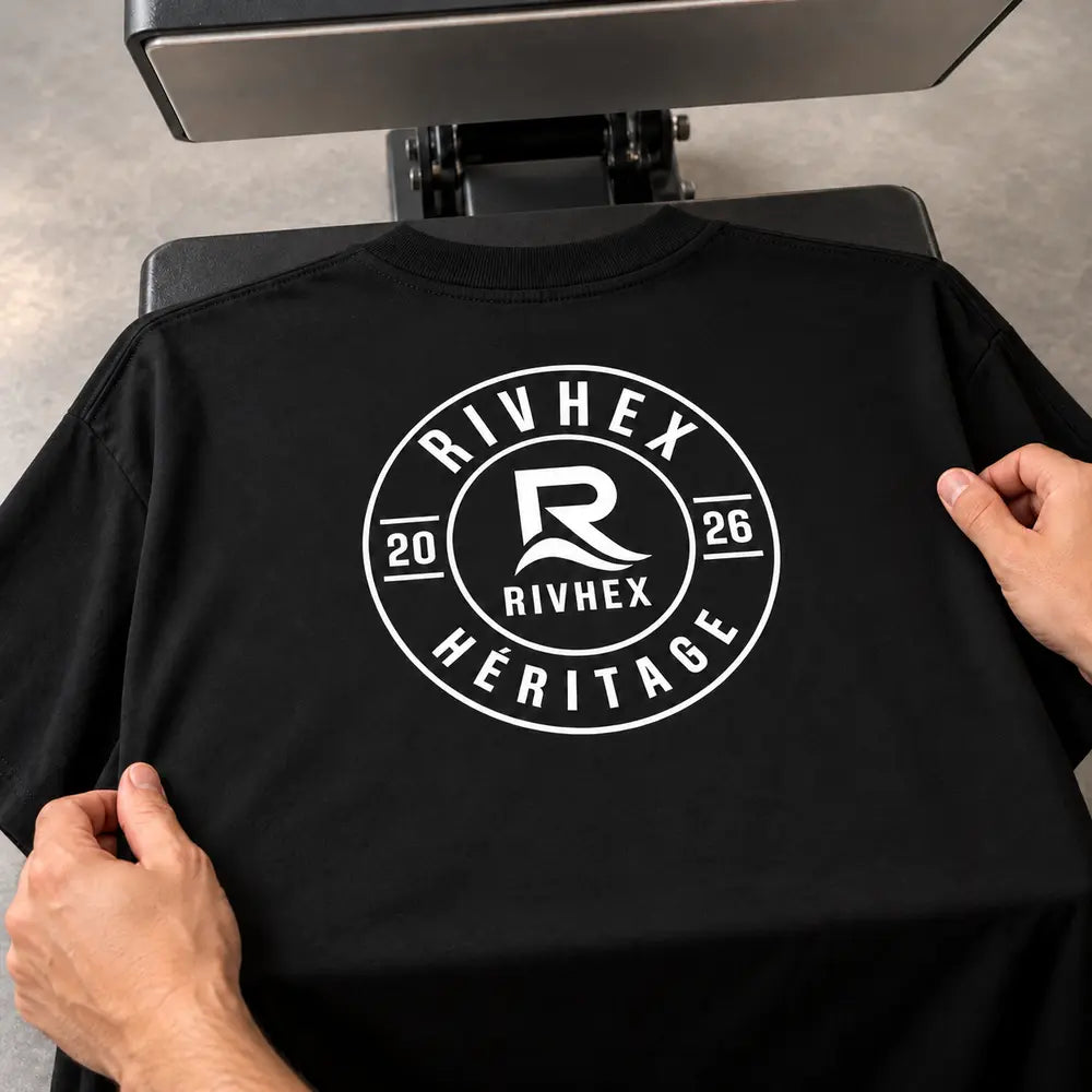 Illustration générée par IA : t-shirt Héritage noir sous une presse à chaud