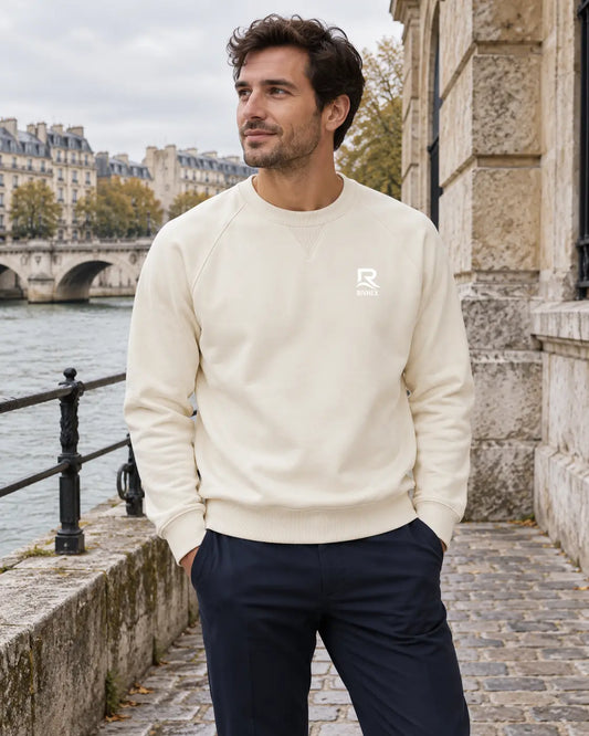 Sweat Rivage RIVHEX crème porté sur un quai en ville, col rond et logo blanc côté cœur