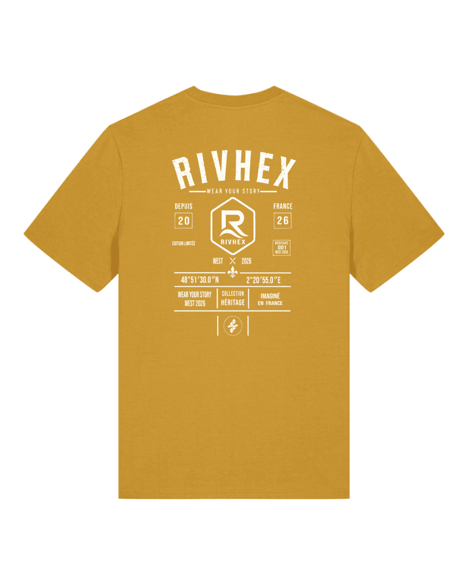 RIVHEX — Camiseta Héritage medium fit, color mostaza, gran diseño tipográfico blanco en la espalda