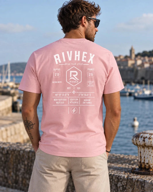 T-shirt Héritage medium fit RIVHEX rose pâle porté de dos en bord de mer, grand visuel blanc
