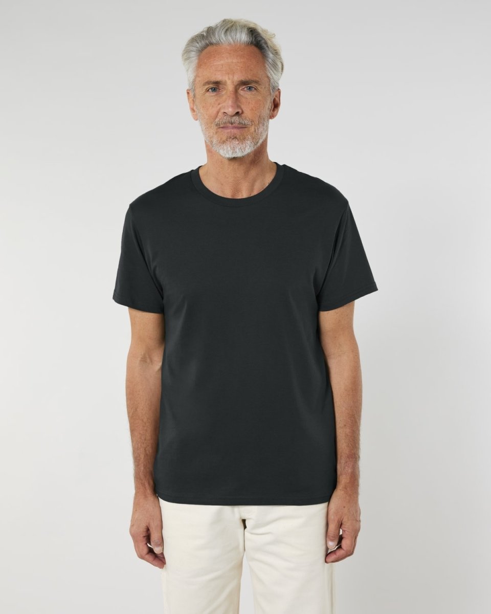 T-shirt uni ACCESS RIVHEX noir porté de face avec un pantalon clair