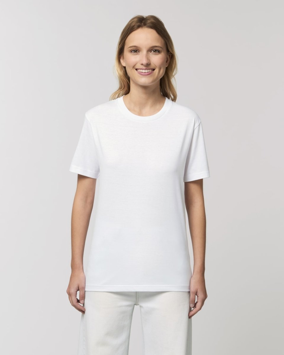 T-shirt uni ACCESS RIVHEX blanc porté de face avec un pantalon blanc