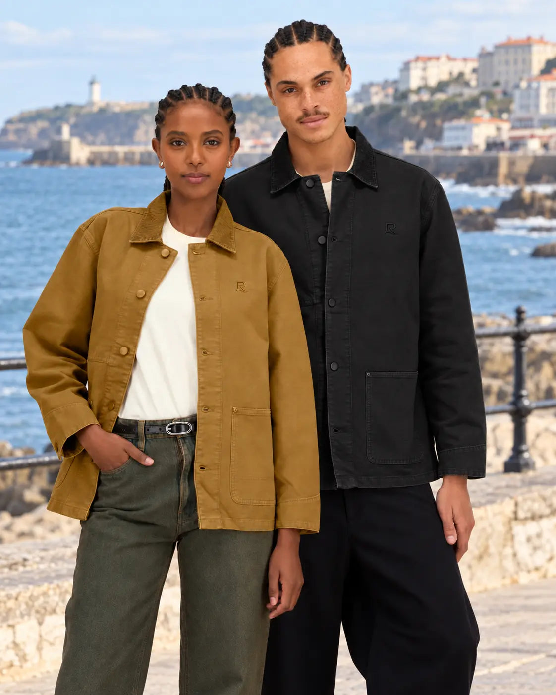 Veste L’Ancrage RIVHEX : homme en noir et femme en bronze, broderies ton sur ton, sur la côte atlantique — simulation