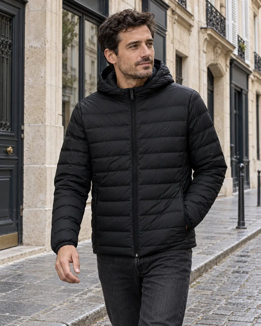 Veste matelassée homme L’Horizon RIVHEX noire portée en ville, broderie ton sur ton sur la poitrine