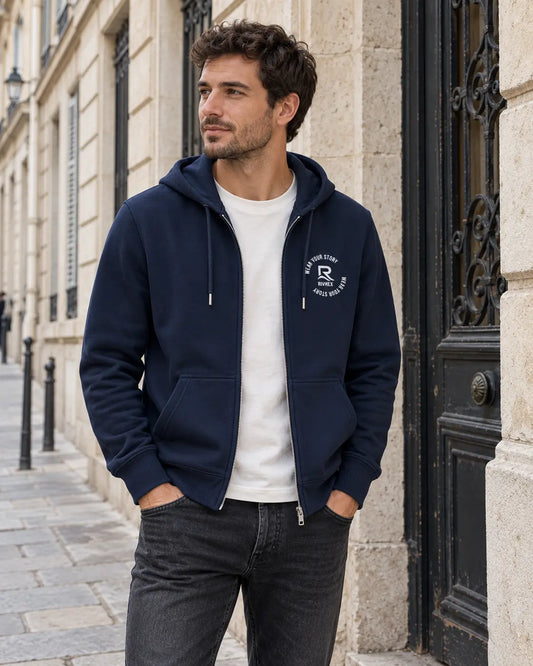 Veste à capuche Urban-Riv RIVHEX bleu marine portée en ville, ouverte sur un t-shirt blanc, logo blanc côté cœur